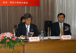 10月26日上海市にて記者発表する常務執行役 石河宏（左）