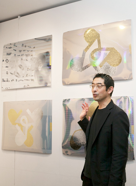 作品の前に立つ北川氏