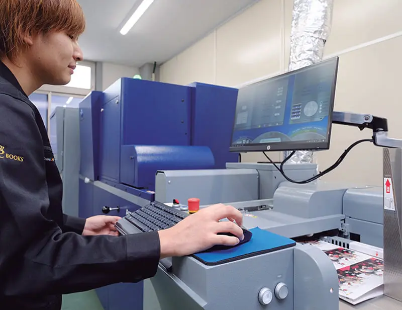 AccurioShine3600のオペレーション風景