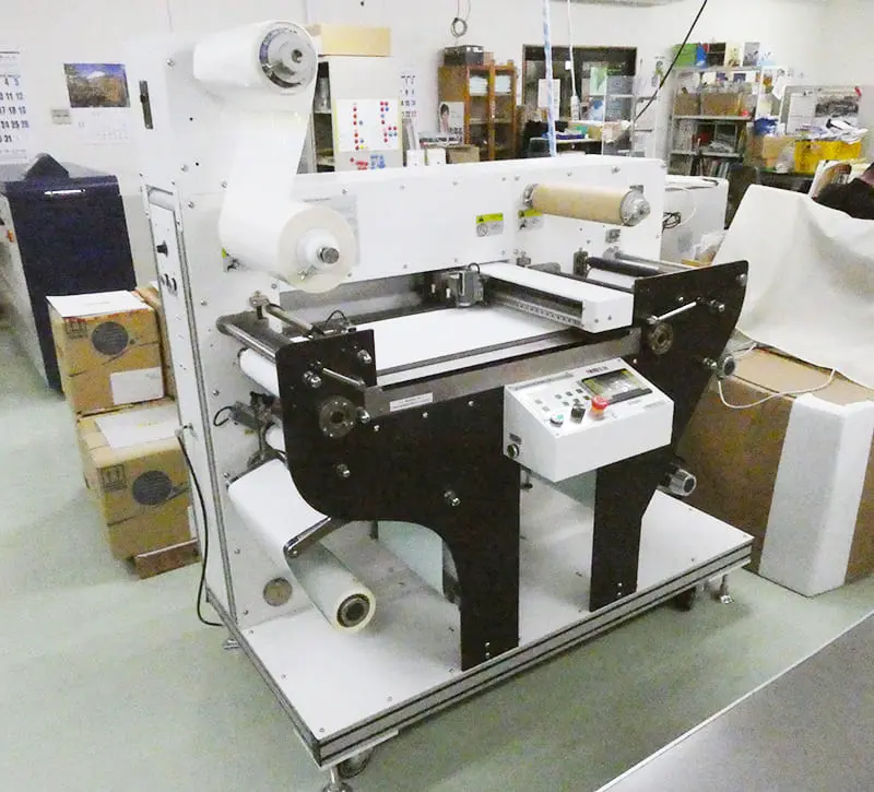 抜きなどの後加工で使用するカッティングプロッタ