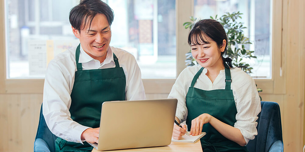 POPを作成する店員