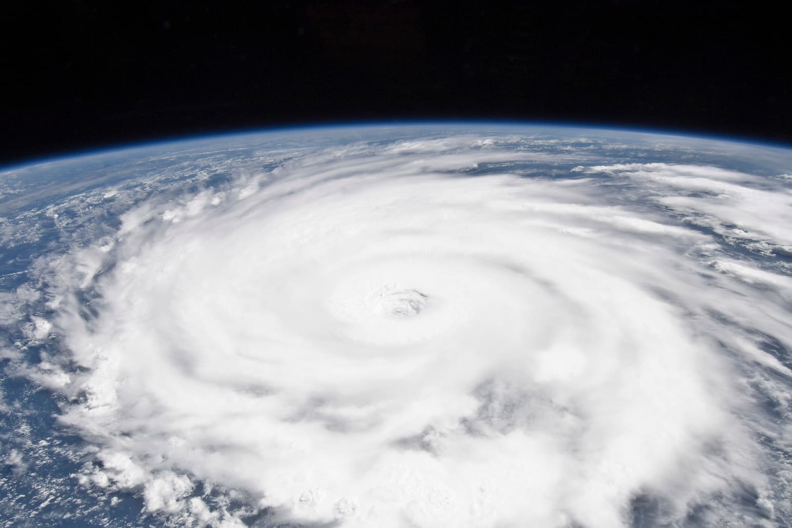 鉄道の計画運休時にどう働く？台風15号・19号から考える災害時のテレワーク活用