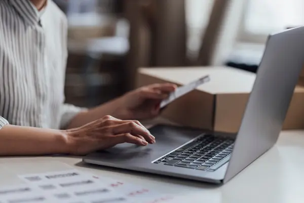 PCで受発注業務を実施している様子