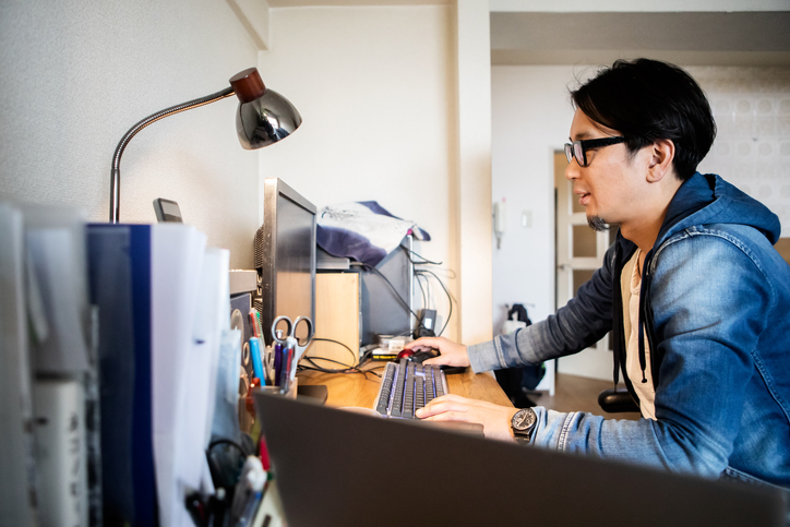 テレワークする男性のイメージ