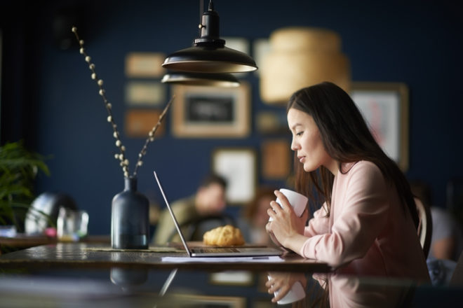 女性がカフェオフィスで仕事をしている