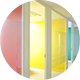 廊下とガラスで仕切られた会議室。赤、黄、緑など発色の良い壁が印象的。