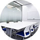 ホワイトとガラス壁面の採用で、明るく閉塞感のない打ち合わせができる会議室。
