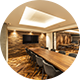 壁材や木目調の大きなテーブル、丸みのあるグレーの椅子などデザインにこだわった自然の温もり溢れる会議室