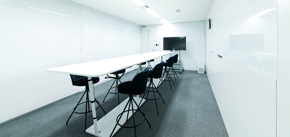 シンプルかつスタイリッシュなデザインの会議室