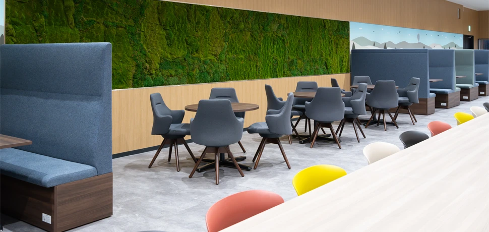 デザイン性と居心地の良さを演出する壁面に敷き詰められたグリーン