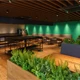 グリーンや照明、天井のデザインにより落ち着きのある雰囲気を演出しているラウンジ（カフェ）