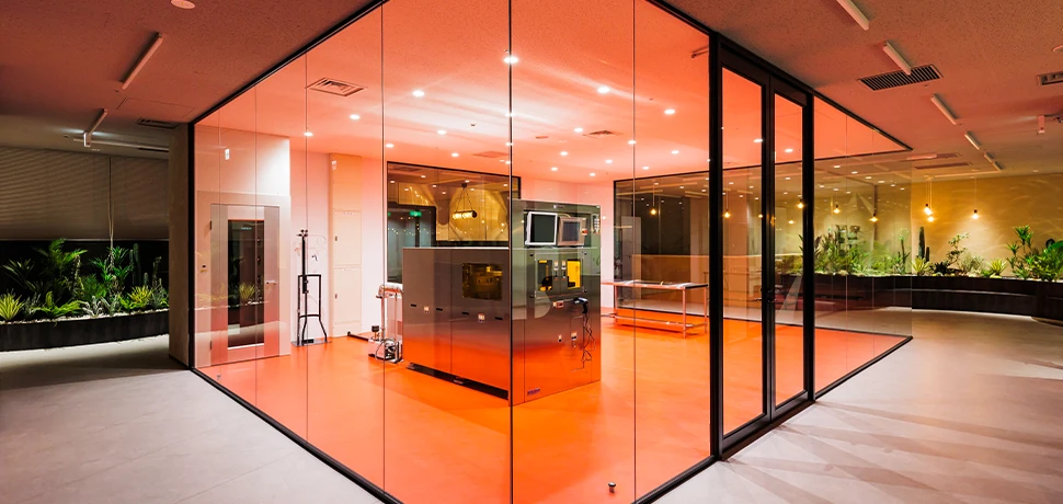 カラーを効果的に取り入れた中心に位置する研修室