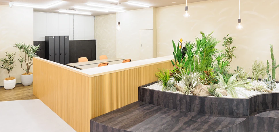 カウンターで緩やかに仕切られたオープンな講師用スペース