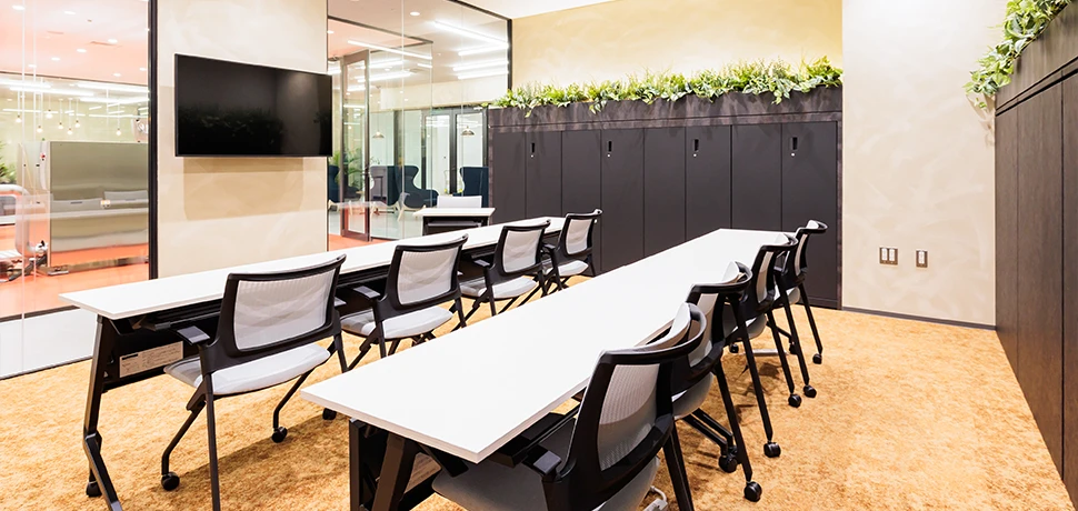 グリーンを適度に取り入れた心地よい、ガラス張りの研修室