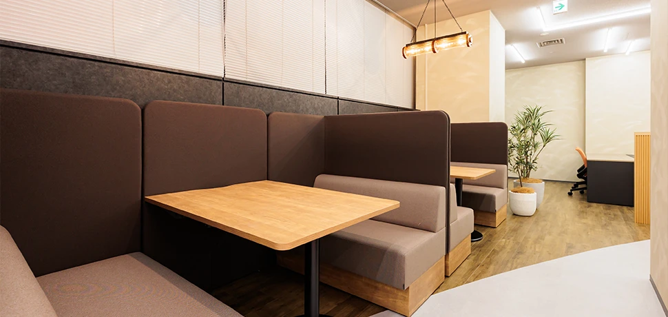 周囲を気にせずに使用できるセミクローズドなファミレスエリア