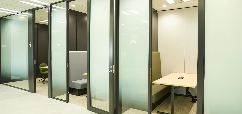 すりガラスで圧迫感を抑えた少人数でも利用可能な会議室
