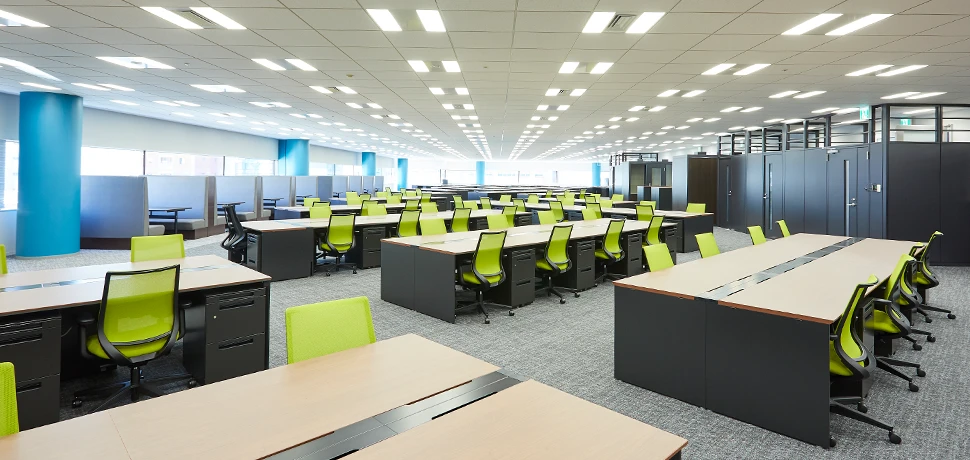 固定席を斜めに配置して出会いを生み出す執務エリア