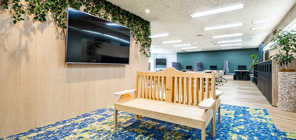 富士ヒノキを使用したベンチが富士市らしさを演出する待合い空間