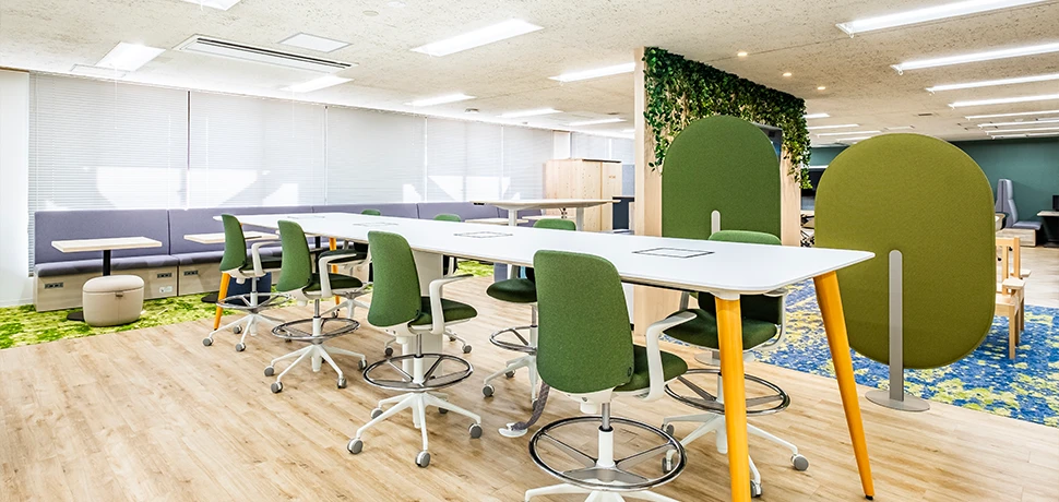 歩いている人と目線が合いコミュニケーションが取りやすいハイカウンター