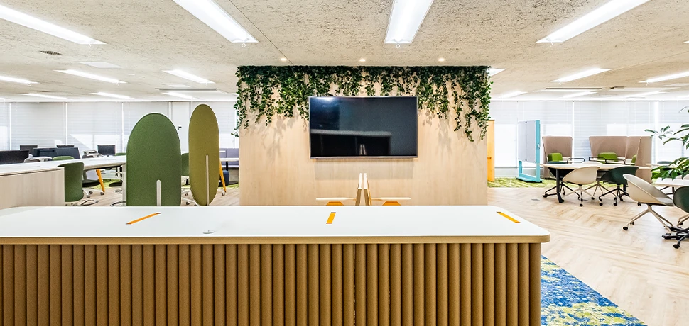 紙のまち富士市のPRの役割も担う紙管を活用した受付カウンター