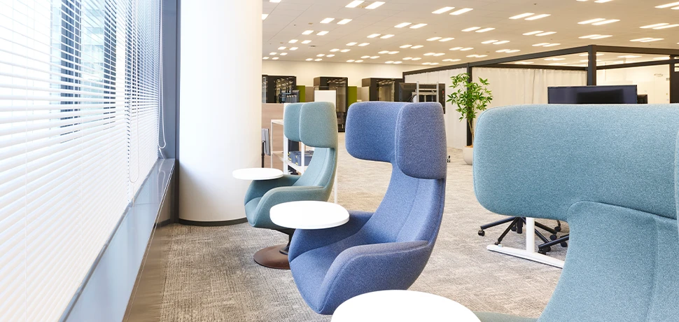 集中ワークに適した窓際のソロワークエリア