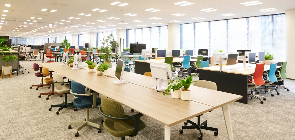 フリーアドレス制で様々な働く環境が設けられたABWの執務エリア