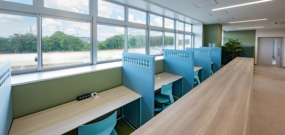 景色を見てリラックスしながら集中できる窓際の集中エリア