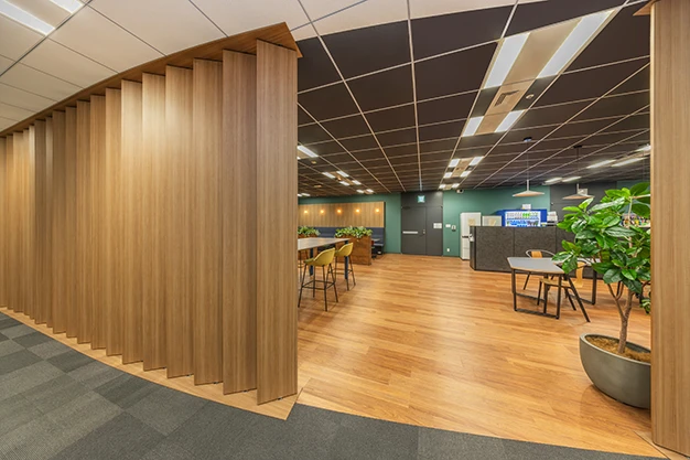 空間を優しく区切る木製ルーバー