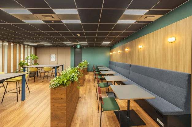 エンゲージメントを高めるコワーキングスペースとしても利用できるカフェ