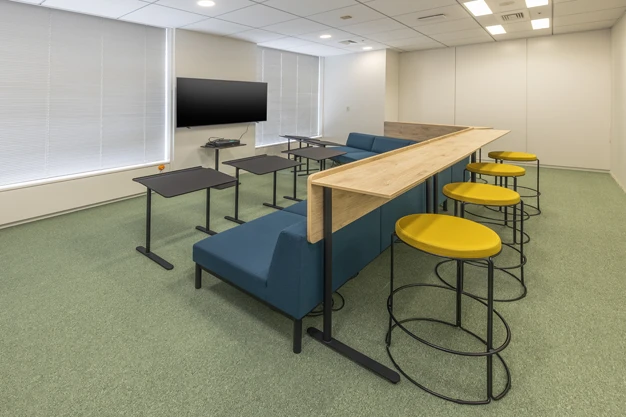 Web会議に特化したソファスタイルの会議室