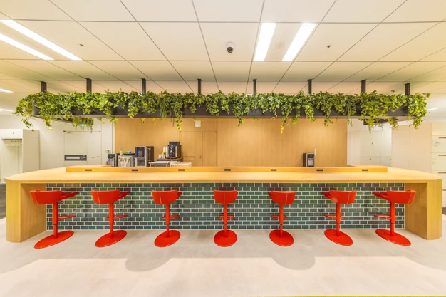 フロア中心に設けられた立ちミーティングも可能なカフェ