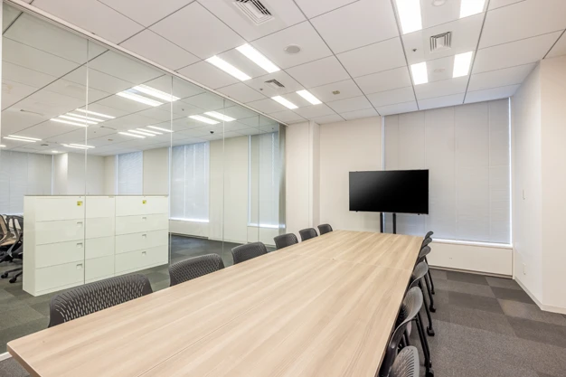 開放的なガラス壁のスタンダードな会議室