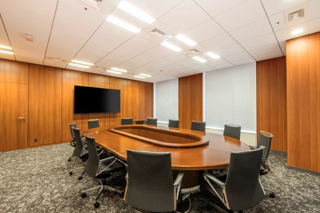 大人数の打ち合わせにも活用できる会議室