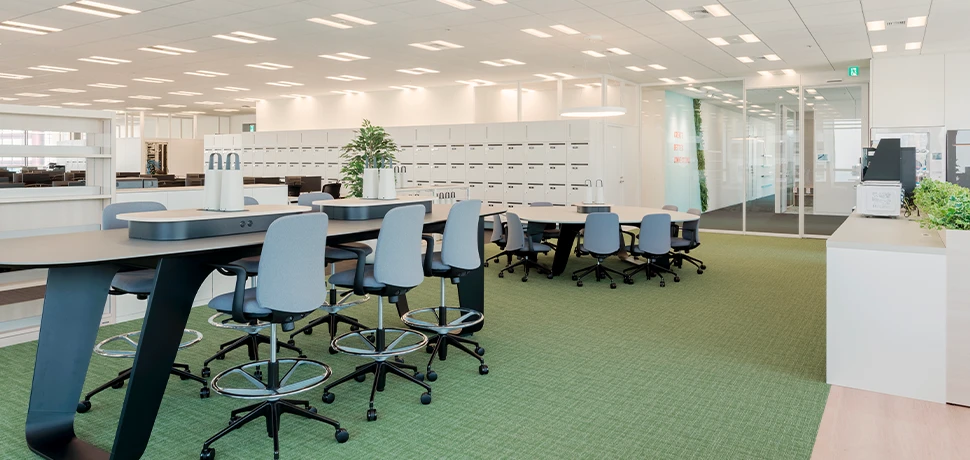 アースカラーを基調とした執務エリア