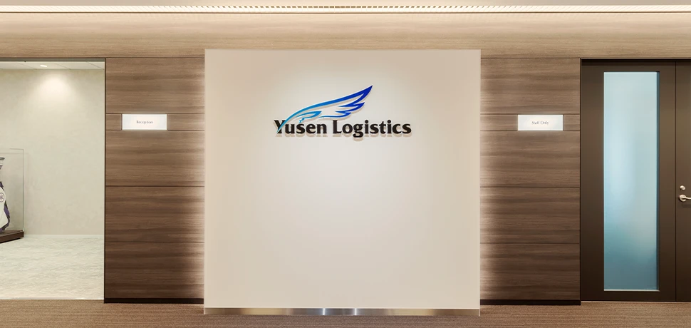 シンプルで落ち着きとあたたかみを感じる木目調のエントランス