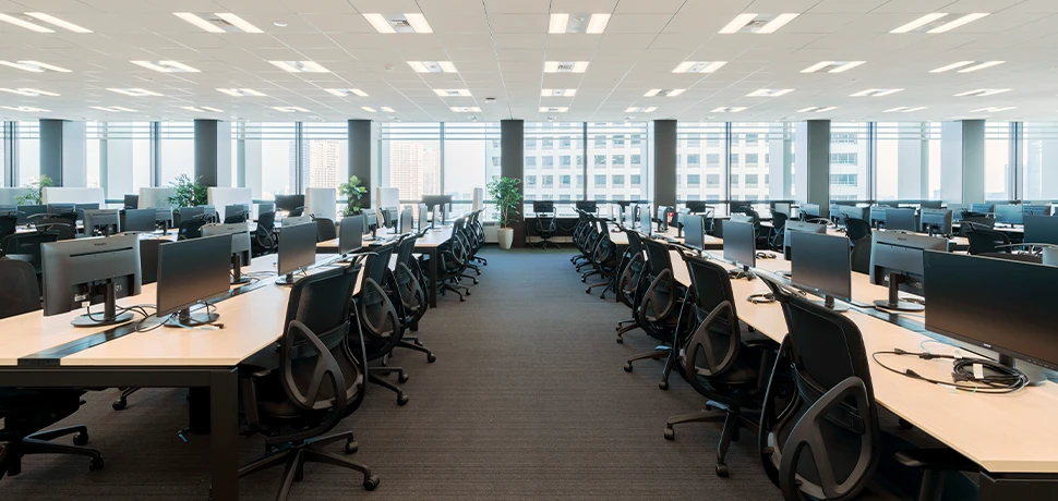 シックな色合いで落ち着いた雰囲気の執務エリア