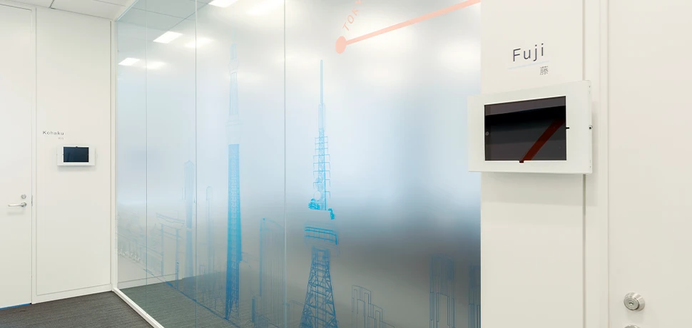 ガラスパーティションで仕切られた会議室