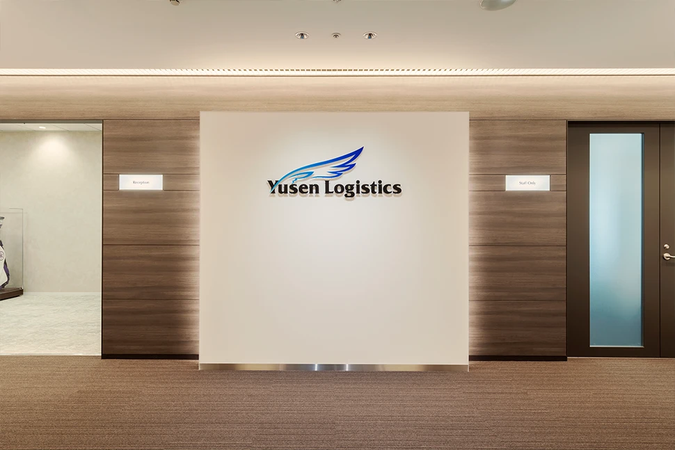 洗練された木目調のエントランスデザイン