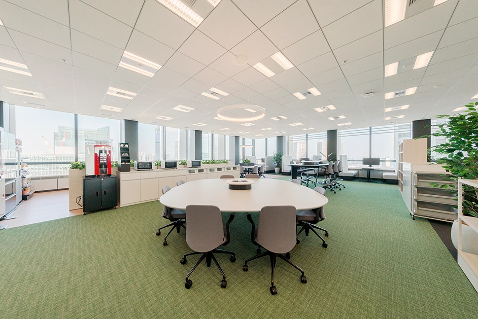 緑のカーペットと白を基調とした明るいデザイン