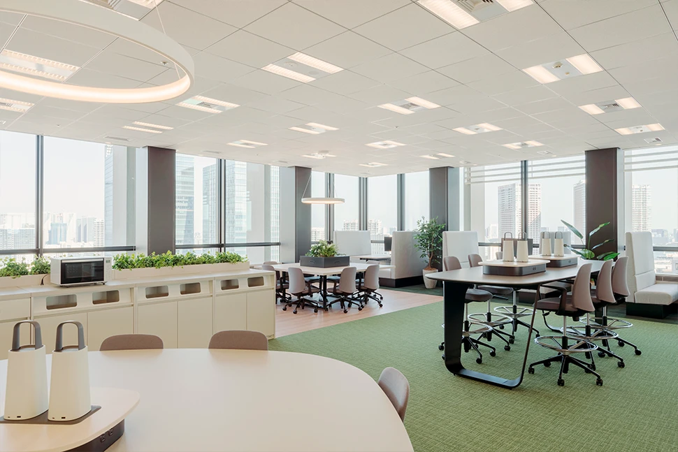 自然光が差し込む開放感あふれるオフィス空間