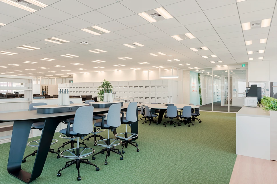 グリーンカーペットが印象的な心地よい執務エリア