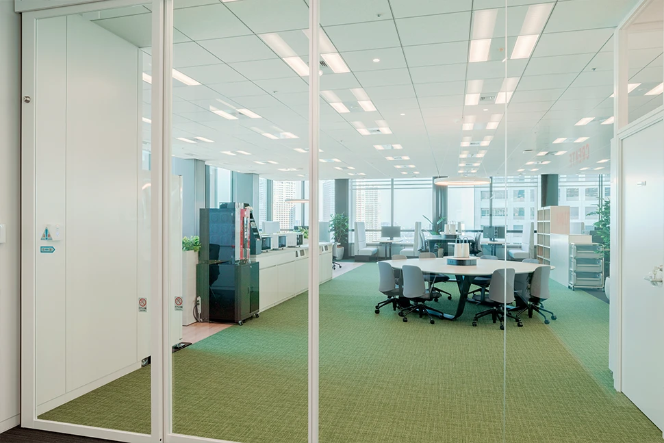 来客廊下から見える執務エリア