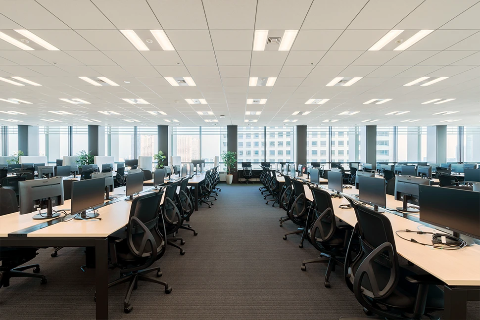 島型にデスクが配置されたモダンなオフィス