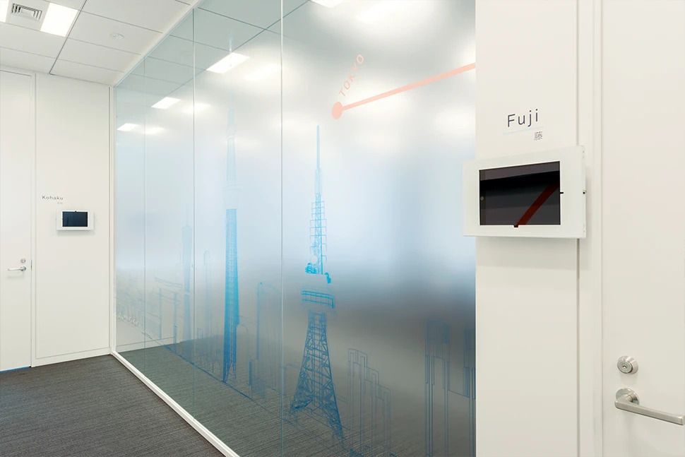 半透明ガラスと都市のアートが特徴的なモダンデザイン