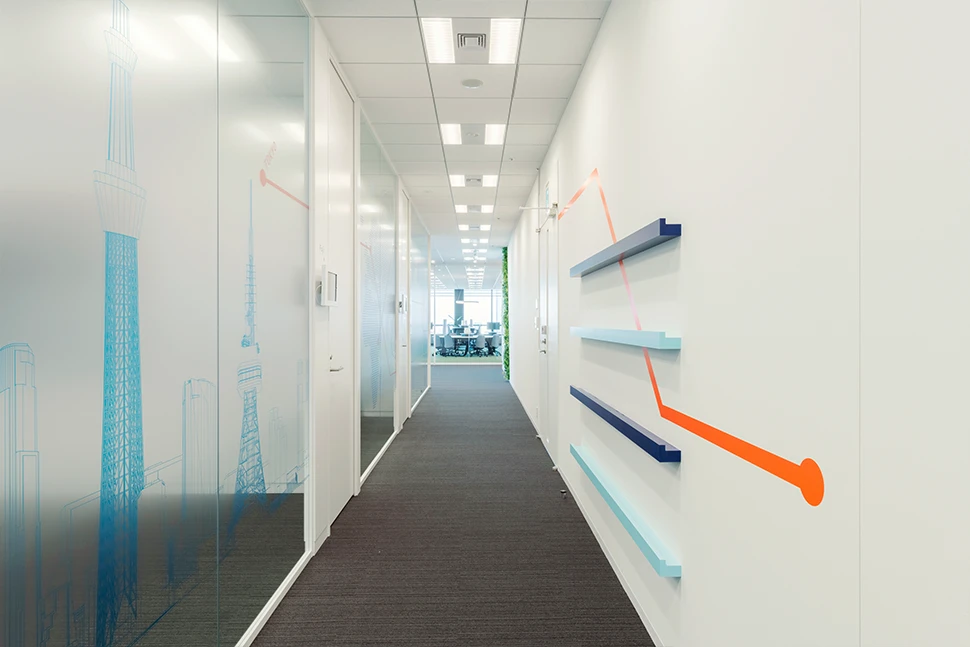 企業ブランディングを体現する、世界に広がるネットワークをモチーフにした廊下壁面デザイン