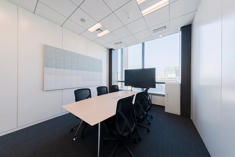 モニターが設けられた明るく機能的な会議室