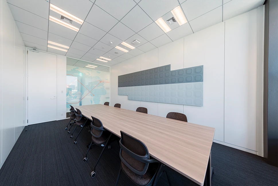 ナチュラルウッドの会議テーブルと白を基調とした洗練空間