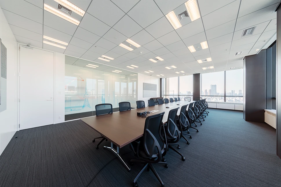 開放的なパノラマ窓が気持ち良い大人数対応のモダンなミーティングルーム