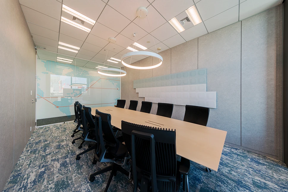 円形照明とカーペットが特徴的なミーティングスペース