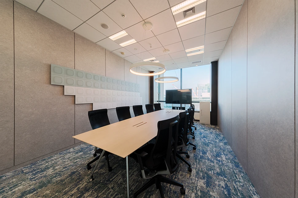 落ち着いたモルタル調の壁面が美しい会議室